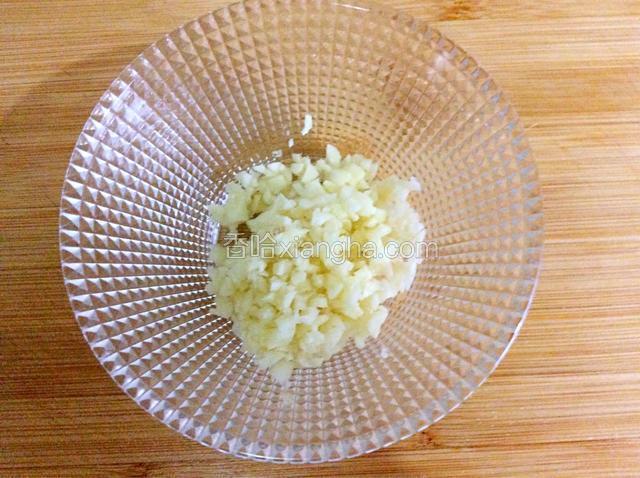 蒜去皮剁碎，放入碗中