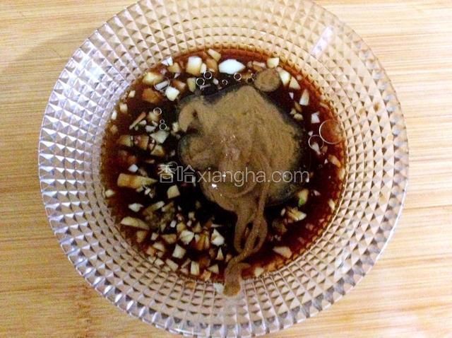 蒜碗中倒入酱油、芝麻酱、香油、鸡精调成酱汁