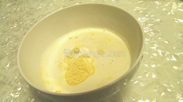 倒入面粉和玉米面里搅拌成可以流动的稀糊