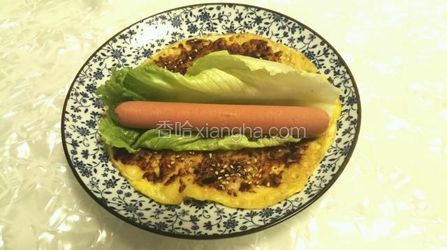 起锅。把生抽和火腿肠放饼上卷起来