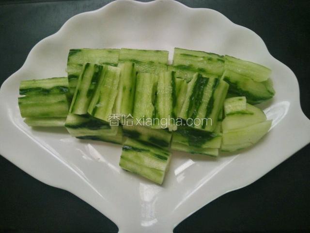 用刀拍开，放在盘里