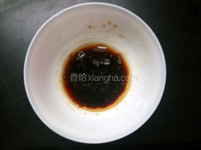调碗汁：生抽一匙，香醋三匙，盐3克，鸡粉2克，芝麻香油一匙，白糖少许搅拌均匀
