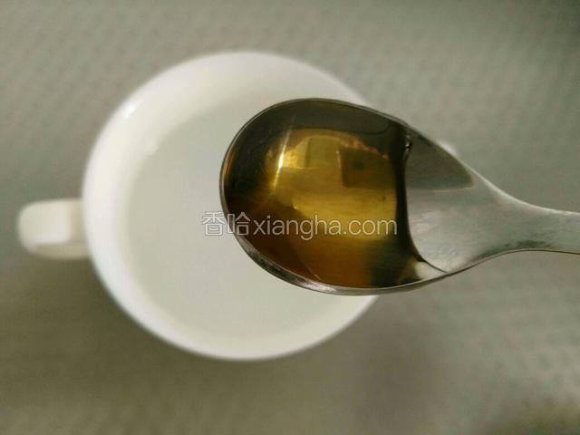碗里倒入大半碗温开水，加入蜂蜜。（喜欢甜的可以多放一勺哦）