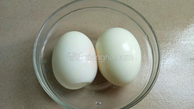 煮熟的鸡蛋去壳。