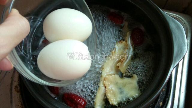 将鸡蛋加入到煮开的水中。小火煮半个小时。