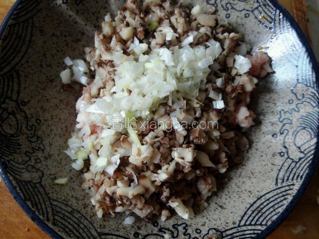 葱切末放在肉泥里