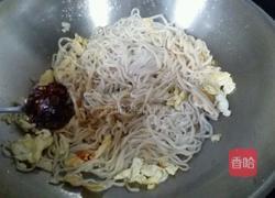 老干妈鸡蛋炒面的做法图解8