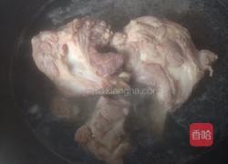 大骨汤的做法图解1
