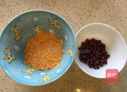 红豆玉米粥的做法图解1