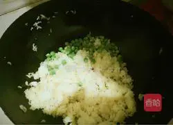 Illustration of how to make dragon fruit fried rice 6