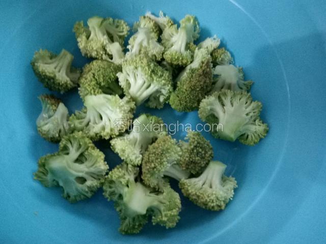 花椰菜洗净待用