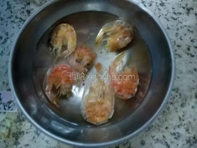 虾干泡水洗净