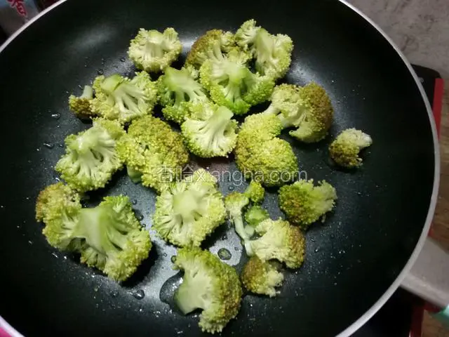 放入花椰菜煸炒