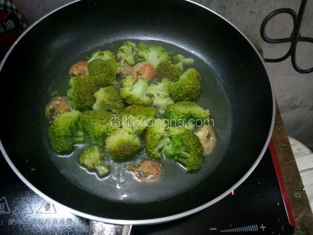 接着放入虾干倒入适量水焖一会