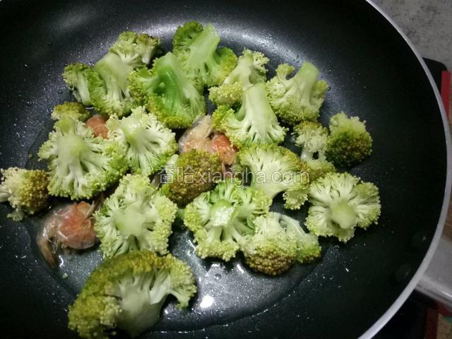 炒至水收干，加适量盐味精调味关火