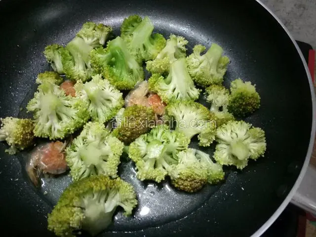 炒至水收干，加适量盐味精调味关火