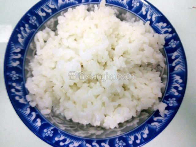 备好米饭，一般是冷米饭。