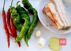 辣椒炒五花肉的做法图解1