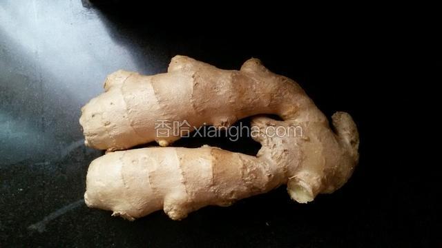 把姜洗干净晾干。