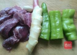 青椒炒鸭肉的做法图解1