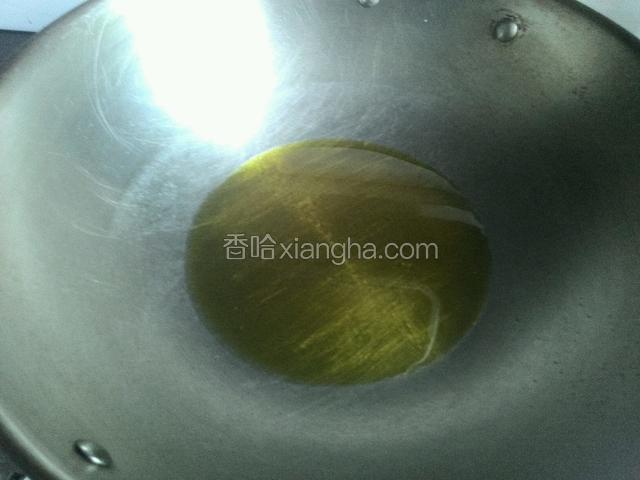 锅里放适量的油