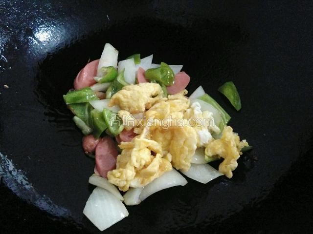 把鸡蛋倒进锅里翻炒。