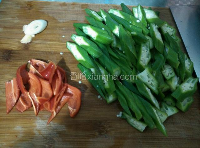 秋葵斜切成厚片，红椒洗净切块，葱姜切好