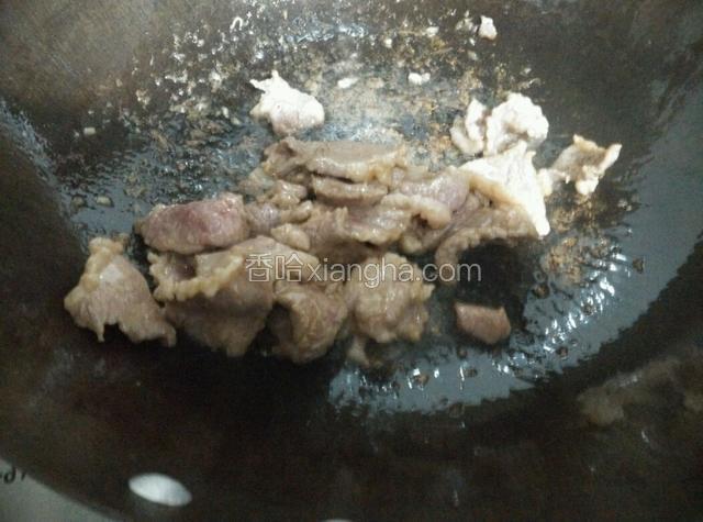 油锅烧热放入牛肉迅速翻炒至变色盛出