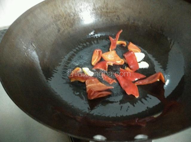 另起油锅烧热，葱姜片爆香放入红椒炒几下后放入牛肉翻炒