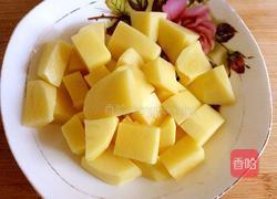土豆烧猪蹄的做法图解1