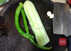 青椒炒丝瓜的做法图解1