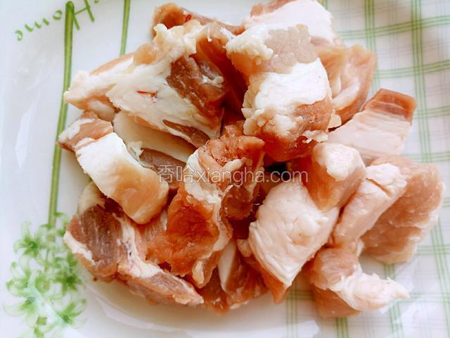 五花肉清水浸泡30分钟洗净沥干水分
