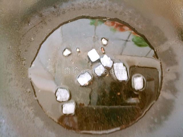 锅中烧油下冰糖熬出糖色