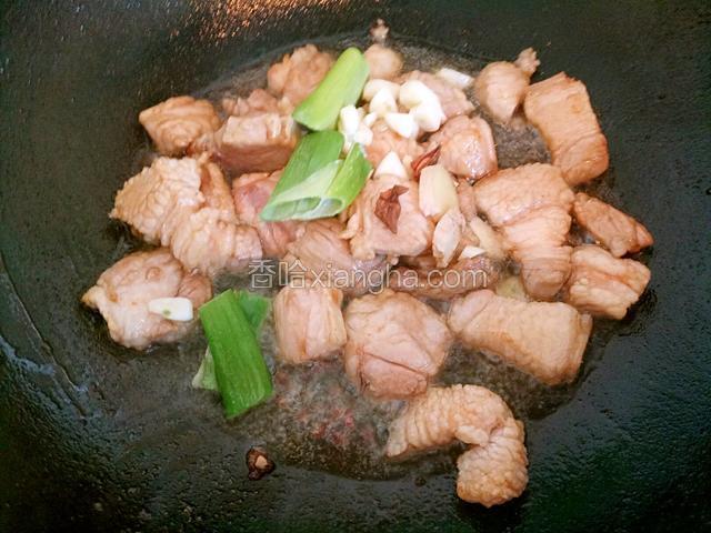 下入葱姜蒜调味料，加生抽，料酒。
