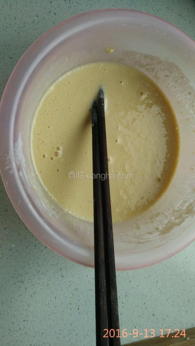 加入面粉水适量的盐搅拌均匀