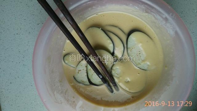 把茄子片分几次加入面糊中