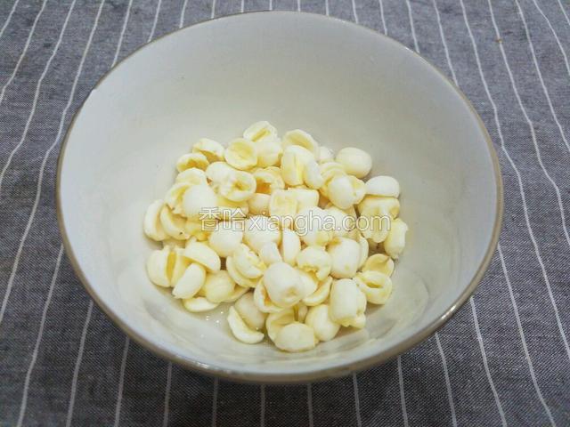 泡发的莲子去掉莲心。