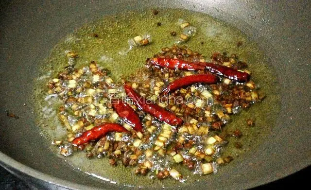 炒制葱花变得焦黄即可，倒入容器中备用