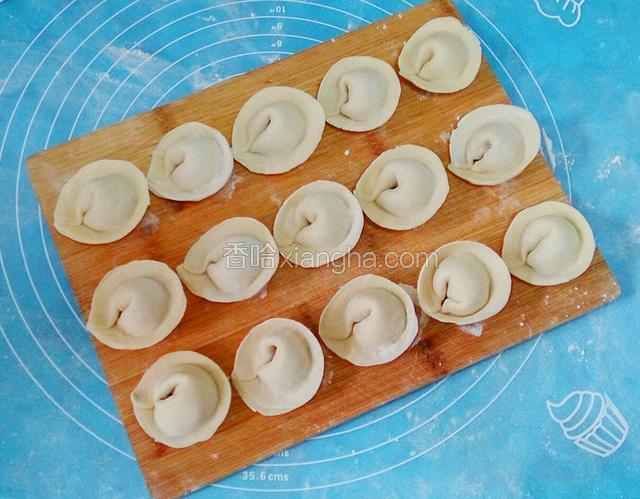 依次把剩下的饺子包完码好