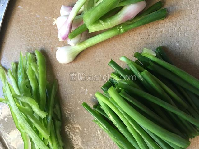 辣椒切丝，葱切段