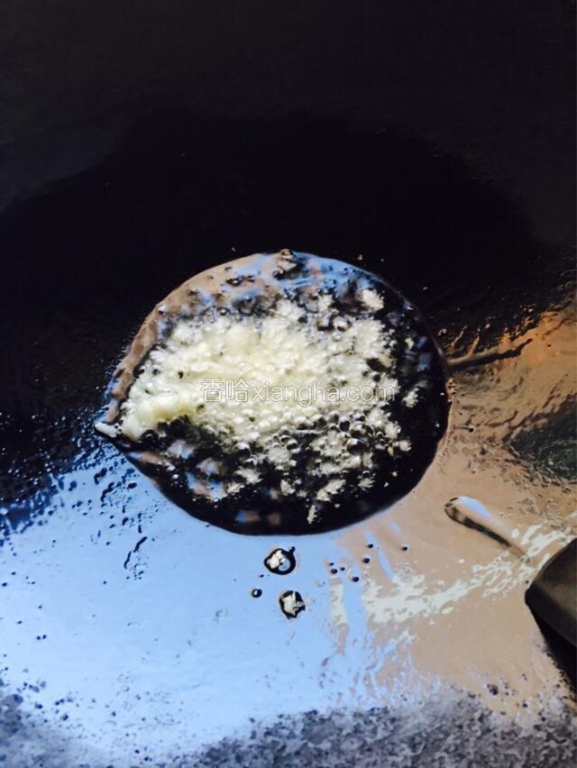 油烧6成热放入蒜末爆香