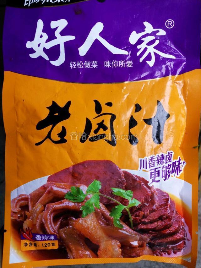 我用的好人家的老卤汁，香辣味的，比较省事。

不要跟我说用这些包装的不好之类的，不想用现成的就自己配卤料，用八角香叶桂皮香奈陈皮草果等每样一点，然后生抽老抽蚝油，冰糖，干辣椒花椒粒，盐，鸡精或味精配成卤料。
