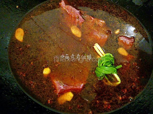 先来卤牛肉，把卤料倒入锅中，加姜蒜，葱结，牛肉，倒入清水没过牛肉，加入少许料酒，大火煮开5分钟后转小火炖1-2小时。

你也可以先将牛肉焯水后再加卤料卤。