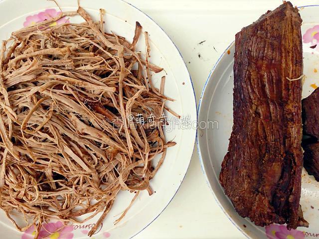 晾凉后的牛肉用手顺着纹路撕成条。