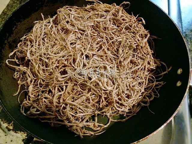 撕好的牛肉丝用不粘平底锅小火烘干，不加油不加水干烘。

也可以用烤箱低温烘干或自然晾干！
