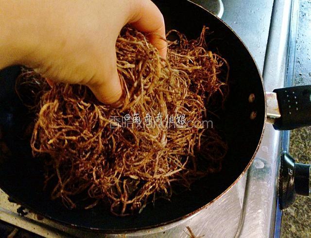 边烘干边用手抓捏抖散使之受热均匀。当然你怕烫可以用一双筷子和铲子一起翻动。
