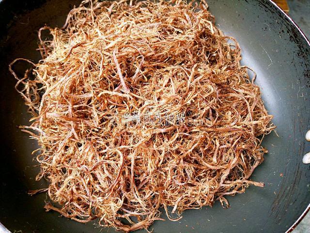 烘干的牛肉丝体积变小蓬松无水份，盛出备用。

不用太干也可以的！