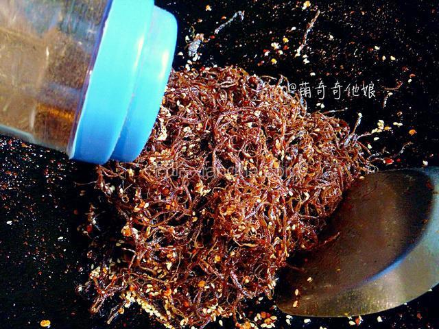 再调入适量花椒粉，五香粉，少许白糖，鸡精，少许芝麻油炒匀即可，灯影牛肉就做好了。

白糖随自己口味来加，灯影牛肉本身就是有点点带甜味的才好吃。

盐在卤的时候就加够，所以这里就不加了。芝麻油也是随意的，可加可不加，加了更香！