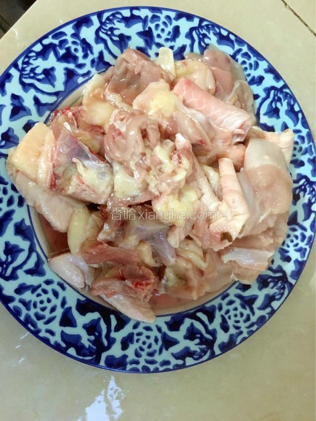 鸡肉剁成小块，用料酒生抽盐抓腌一下