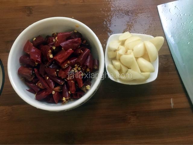 蒜头和辣椒切好